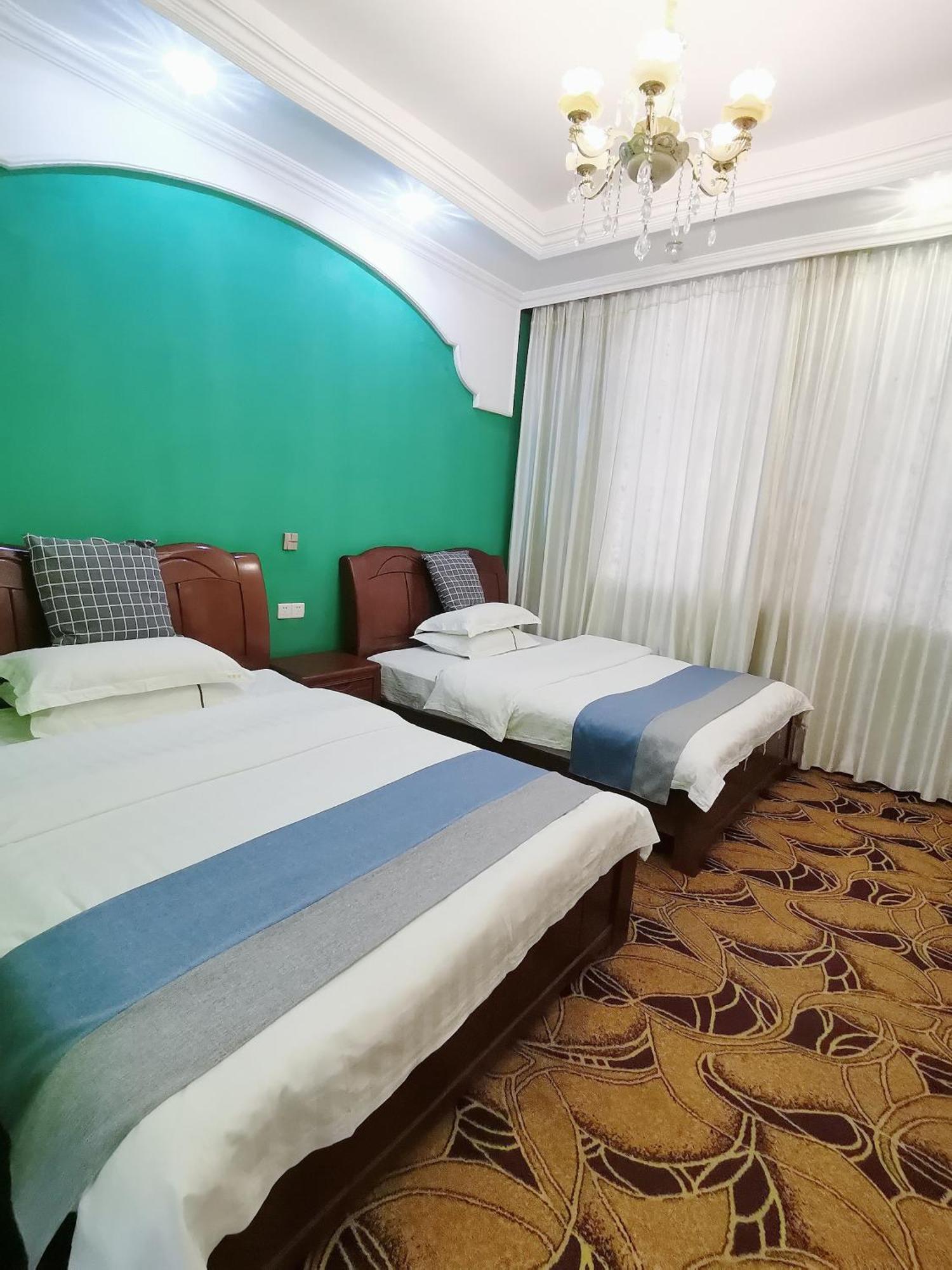 Emeishan Moon Bay Hotel エクステリア 写真