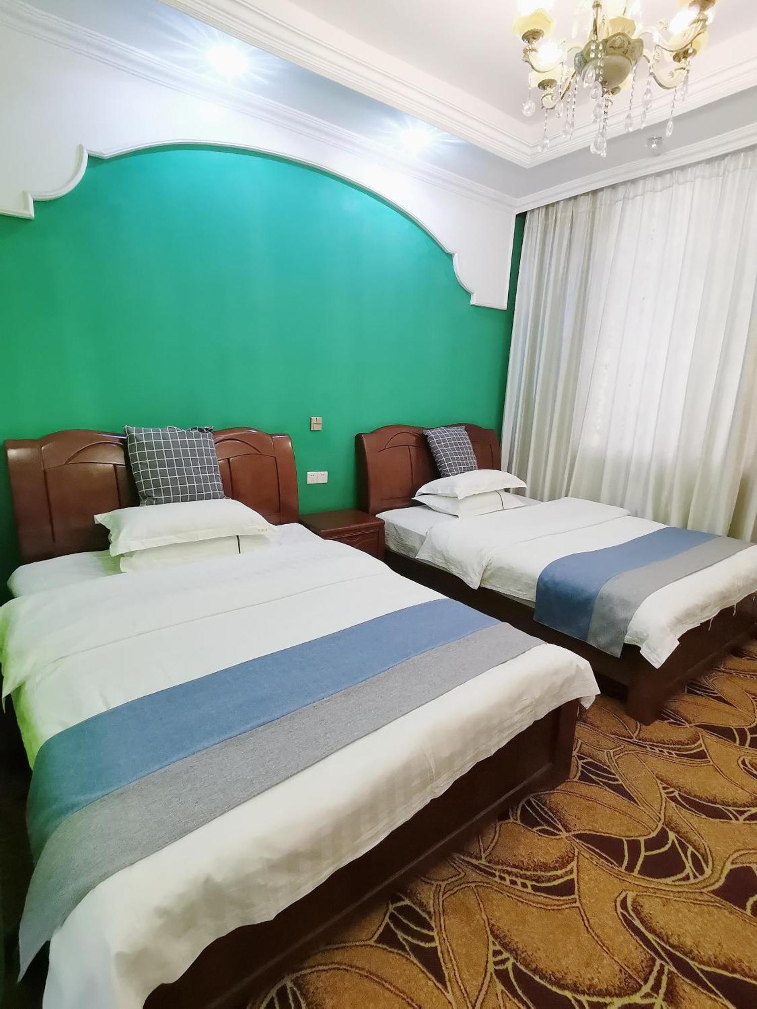 Emeishan Moon Bay Hotel エクステリア 写真