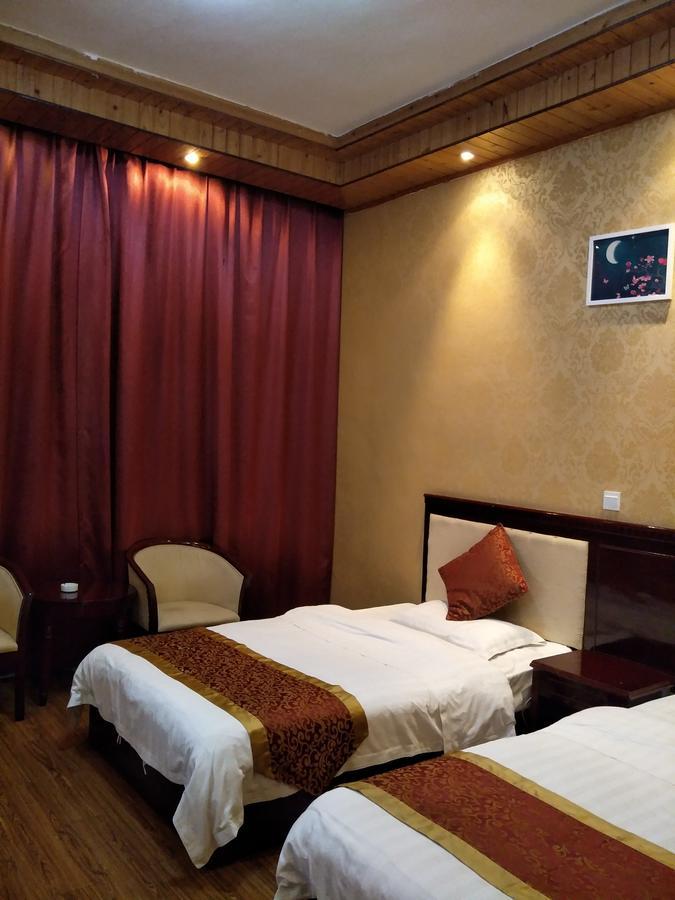 Emeishan Moon Bay Hotel エクステリア 写真